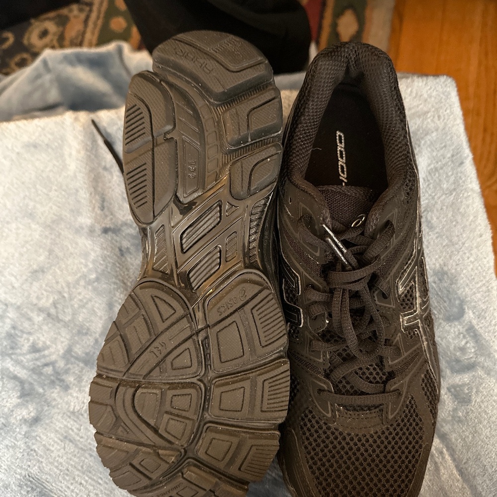 NEW Women’s ACICS Gel running shoes in size 10.